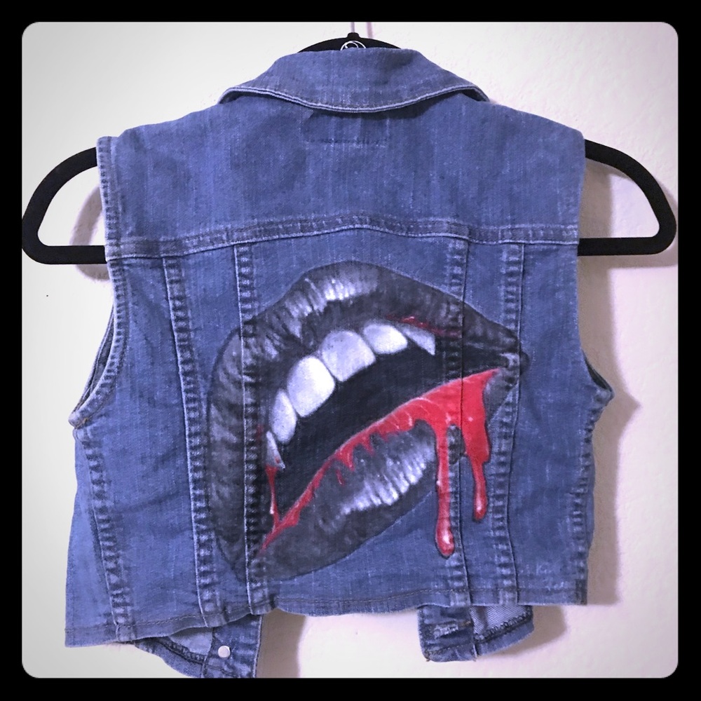 Crop graphic vest